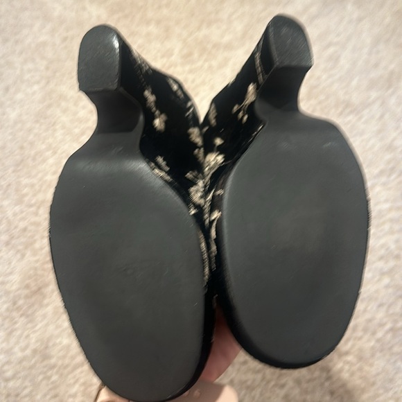 Auth Dolce & Gabbana Embroidered Velvet Pumps 36 - Picture 4 of 5